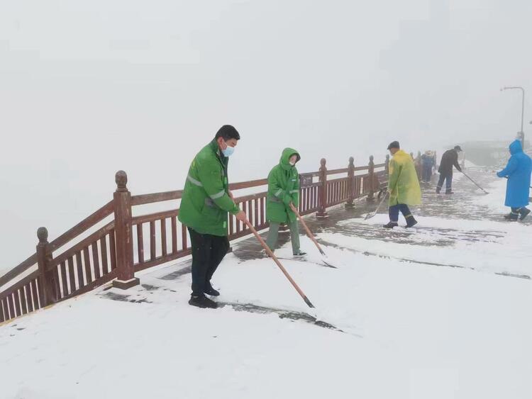 【中首 陕西 】太白山再迎秋雪 秋景雪景竞相斗艳