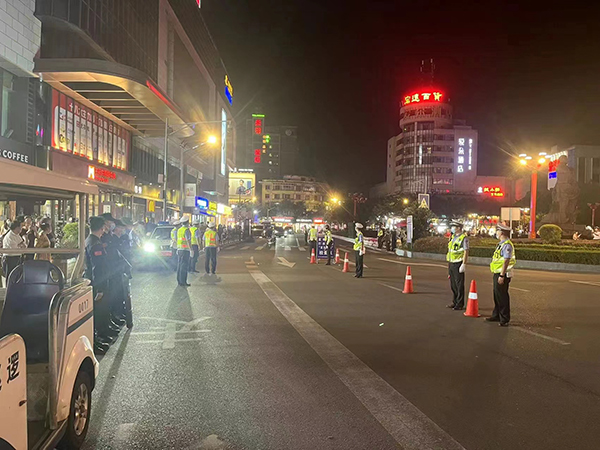 眉山市公安局交警支队“百日行动”成效显著_fororder_眉山交警在“百日行动”中开展工作-供图-眉山市公安局交警支队（1）