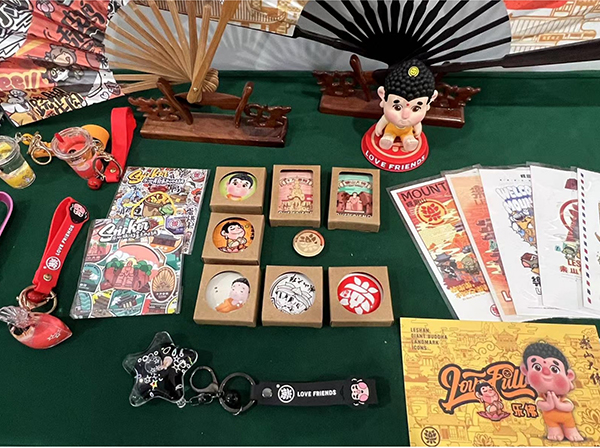 四川省乐山市主题宣传月新闻通气会在成都召开_fororder_推介会场外文创产品展示区-供图-国际在线
