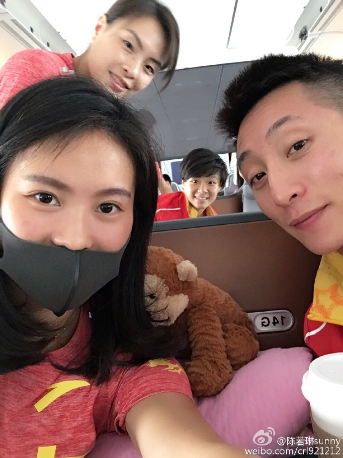 中国跳水队出征里约 队员自拍玩不停