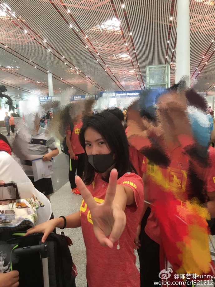 中国跳水队出征里约 队员自拍玩不停