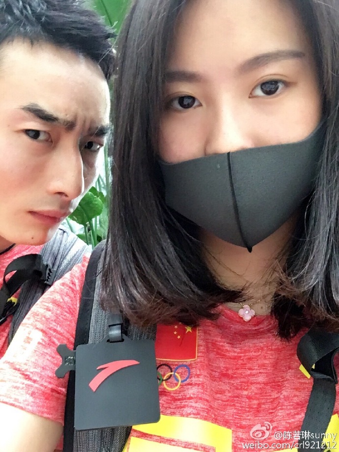 中国跳水队出征里约 队员自拍玩不停