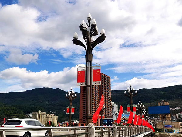 广元朝天区：满城“中国红” 国庆氛围浓_fororder_飘扬着“中国红”的潜溪河同心大桥