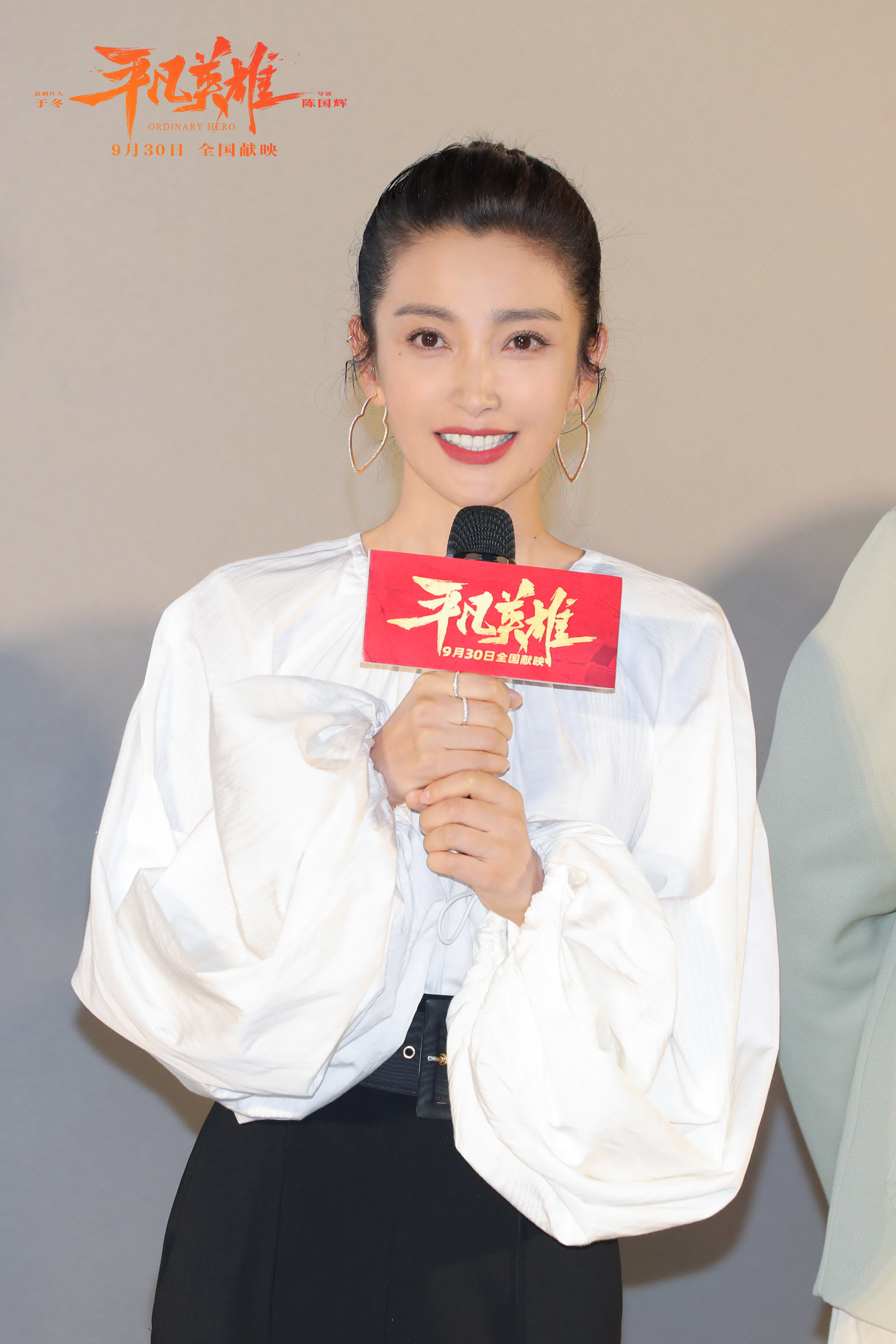 再现救治断臂男孩“生死时速” 电影《平凡英雄》首映_fororder_《平凡英雄》主演李冰冰真实还原机组乘务长