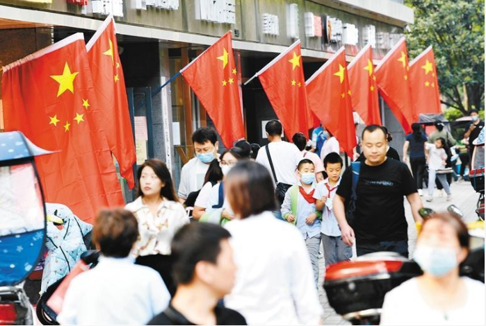 【中首 陕西 图】“中国红”扮靓古城大街小巷_fororder_微信图片_20220930093145