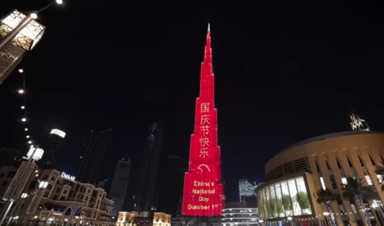 多国地标性建筑点亮“中国红”庆祝中华人民共和国成立73周年