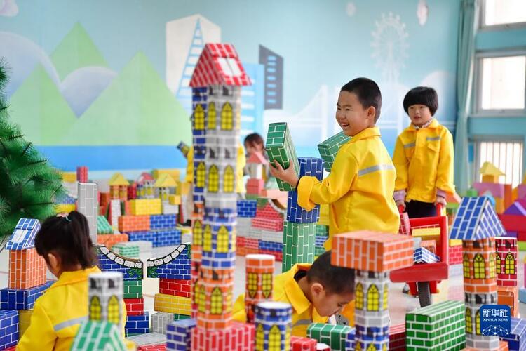 新时代新作为新篇章·奔向美好生活丨幼有所育，托起幸福童年