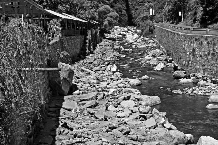 【焦点图】西安太平峪河道里凉棚又搭起