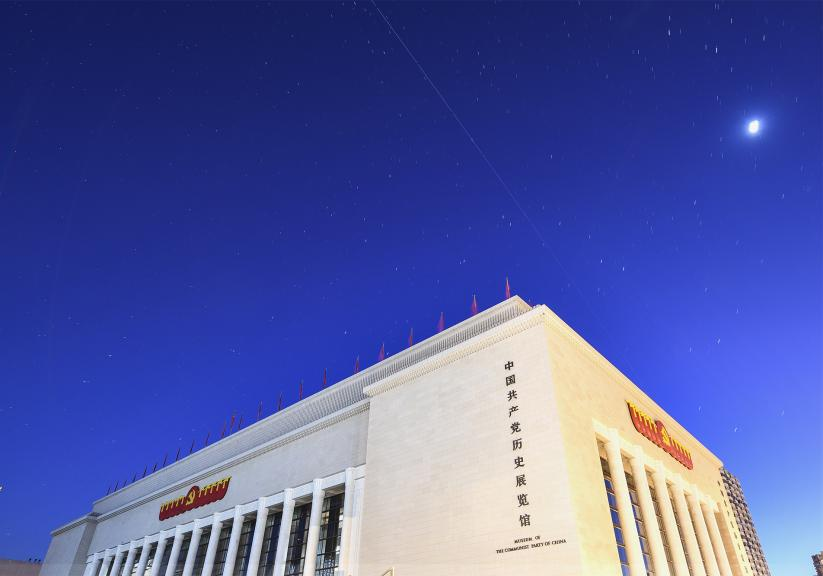 全球拍天宫｜守望家园，中国航天员首次在太空为祖国庆生