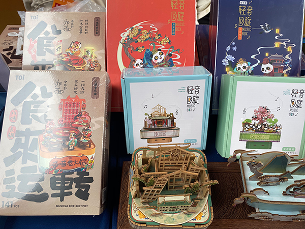 把成都带回家！成都世乒赛团体赛首批完赛人员离蓉_fororder_文创产品-供图-成都世乒赛团体赛组委会