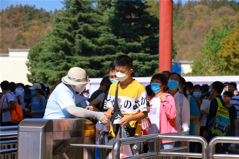“十一”长假 信阳市实现旅游收入22.03亿元_fororder_图片3