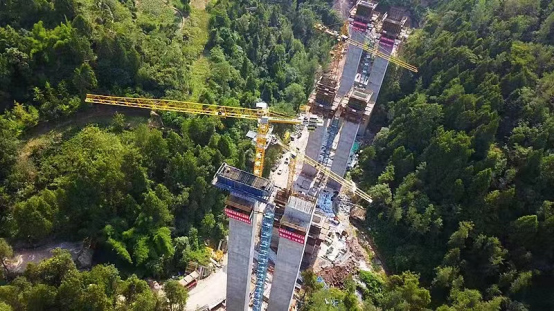 苍巴高速公路桥河特大桥主墩顺利封顶_fororder_未标题-1