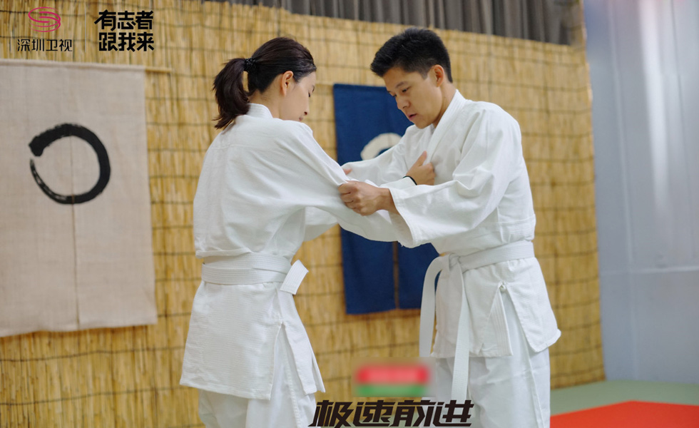 夫妻练柔道！郭晶晶放倒老公 霍启刚眼神专注