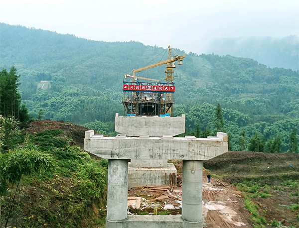 眉山洪雅：重点项目建设不停歇_fororder_侯底下特大桥施工现场--供图-洪雅县委宣传部