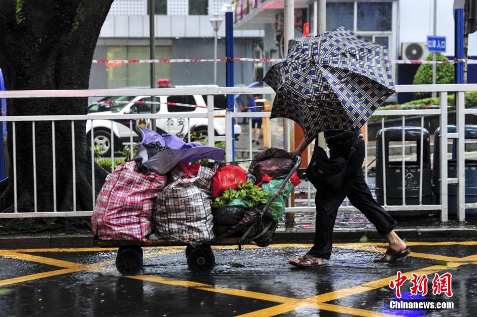 深圳台风“妮妲”过境 强降水致部分城区成泽国