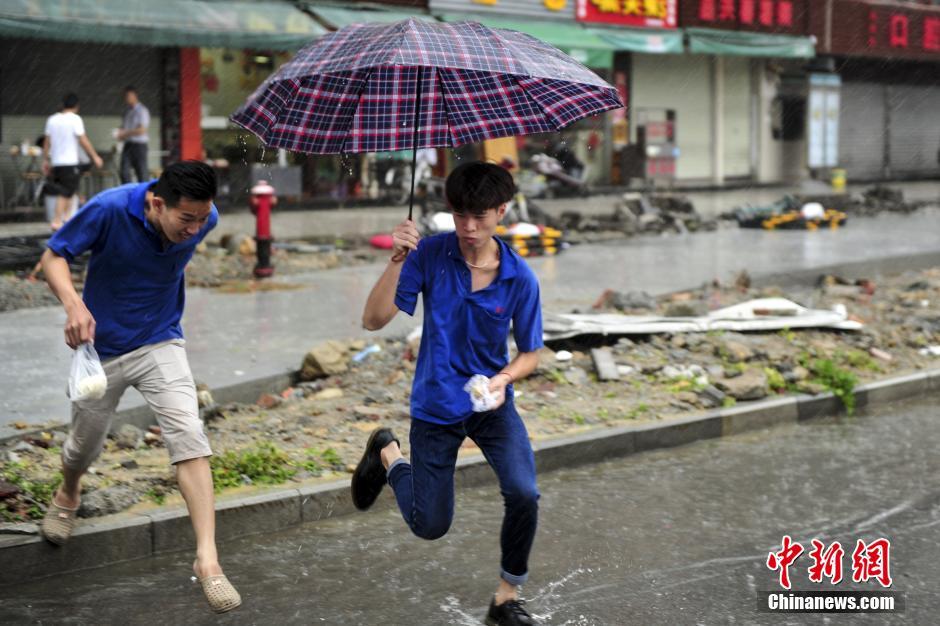 深圳台风“妮妲”过境 强降水致部分城区成泽国