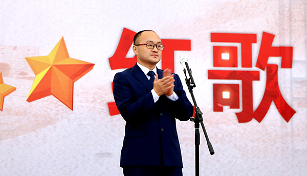宜宾市一曼中学校举办第五十届田径运动会_fororder_一曼中学党委书记熊亚非宣布运动会开幕-摄影-陈国峰
