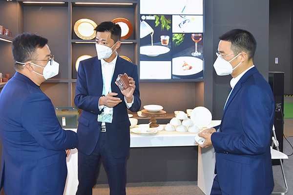 自贡市荣县茶陶亮相第五届中国国际进口博览会_fororder_3赵磊（中）参观展厅