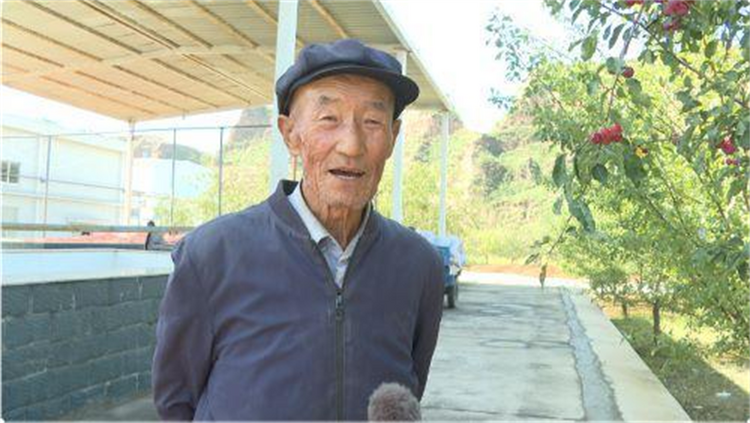 榆林：海红果 府谷农民致富的“金果果”_fororder_82岁的果农马三接受记者采访