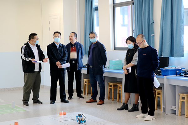 宜宾市、区科协领导到宜宾市一曼中学校查验乡村校园科学馆创建工作_fororder_“人机大战”项目演示-摄影-陈国峰