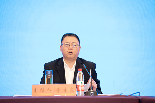 打造水清河湖 筑牢生态屏障 河湖长制进驻式督查在自贡市启动_fororder_3四川省河湖长制进驻式督查自贡市大安区督查组副组长李生良宣读进驻通知（摄影-廖志全）