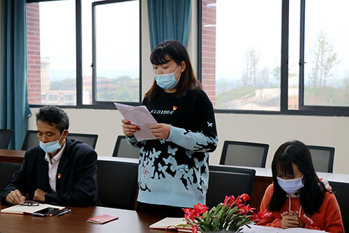 中共宜宾市一曼中学校第二支部委员会召开支部党员大会暨预备党员转正讨论大会_fororder_预备党员汇报思想-摄影-陈国峰-(2)