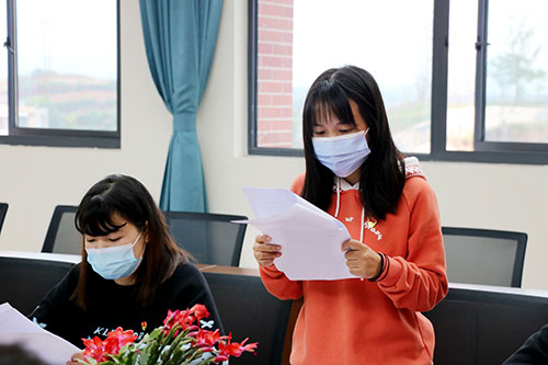 中共宜宾市一曼中学校第二支部委员会召开支部党员大会暨预备党员转正讨论大会_fororder_预备党员汇报思想-摄影-陈国峰-(3)