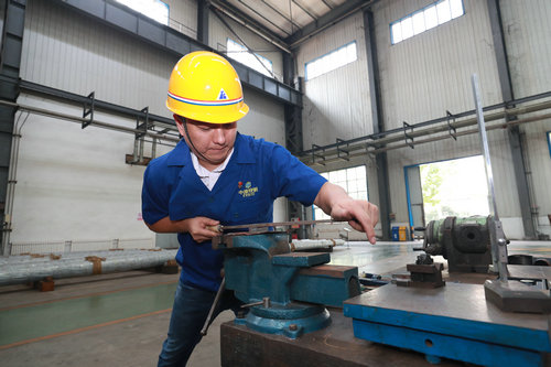 【中国梦·大国工匠篇】“军工二代”金其福：勤学苦练成就“钳工状元”