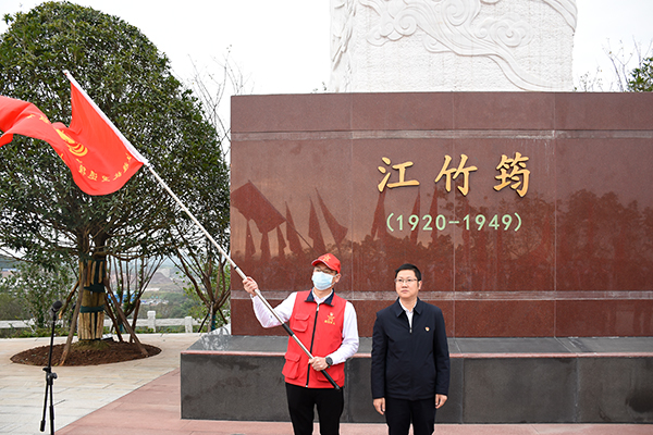 自贡市大安区退役军人志愿服务队正式成立_fororder_2授旗仪式现场（摄影-赵丽）