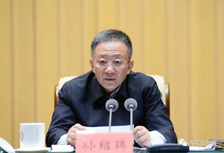 内蒙古自治区党委召开学习贯彻党的二十大精神干部大会_fororder_3F2BB73221CE750445355E04EAD235A8
