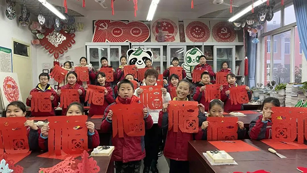 “津”彩十年丨新增学位近1.5万个 “优教新津”交出了靓丽的成绩单_fororder_邓双小学高慧兰剪纸课堂-供图-成都新津区委宣传部