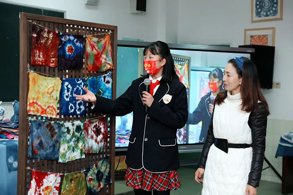 “津”彩十年丨新增学位近1.5万个 “优教新津”交出了靓丽的成绩单_fororder_实验小学扎染课-供图-成都新津区委宣传部