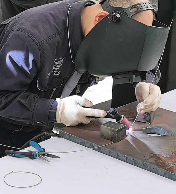 成都：1.5毫米钢丝拉汽车 天府工匠“秀”焊接技艺_fororder_林波焊接钢丝现场-摄影-周军