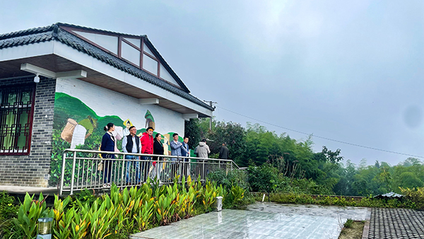 宜宾珙县擦亮文旅金字品牌 文旅专家学者把脉开方_fororder_考察组一行实地考察珙县非遗文化馆-摄影-张荩予