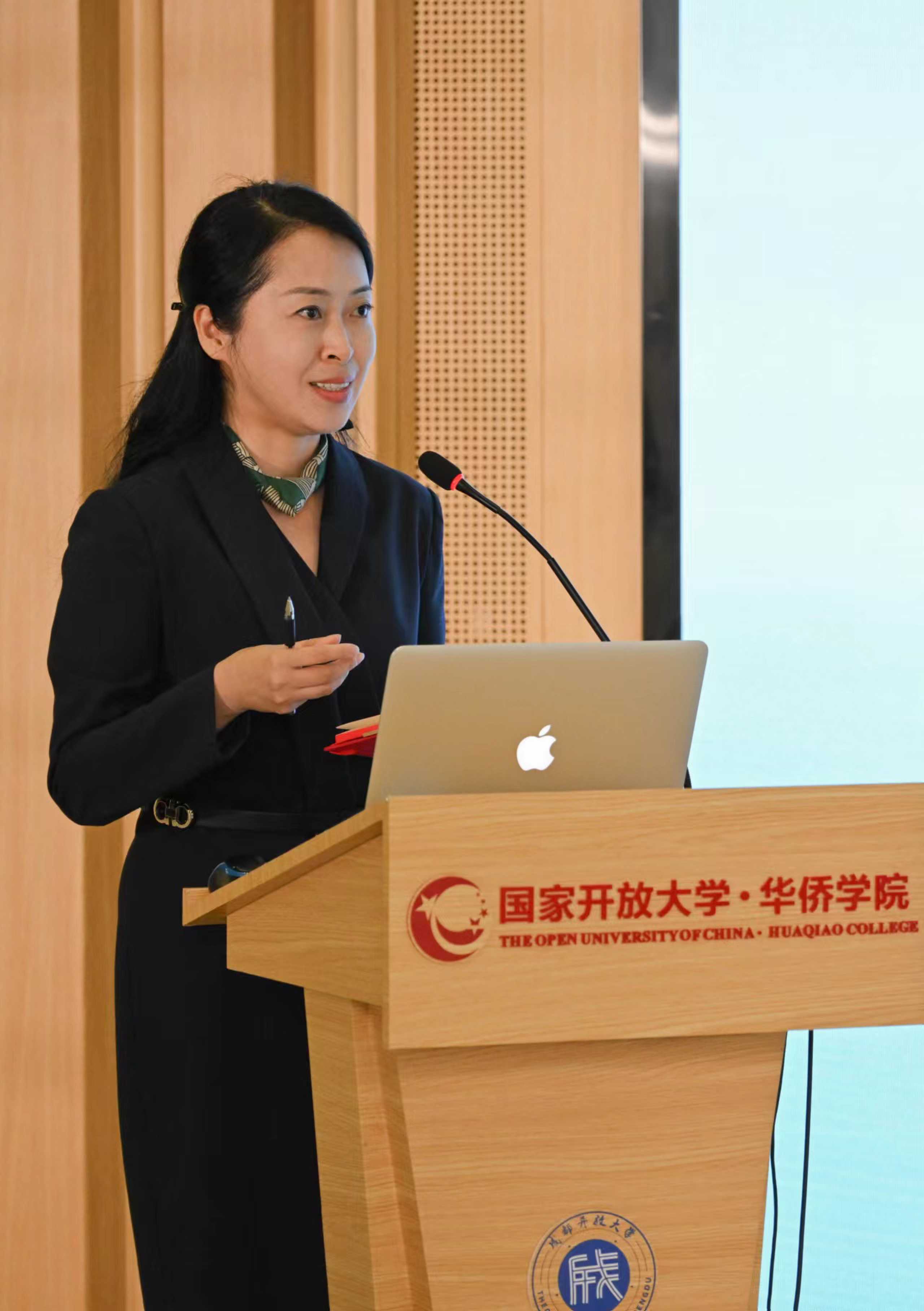 成都：“互联网+”华文教育与华语传承研讨会成功举办_fororder_国家开放大学华侨学院常务副院长刁元园发言_new1