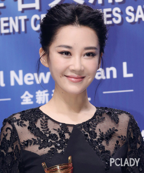 她们都是同龄人 为何颜龄差那么多？