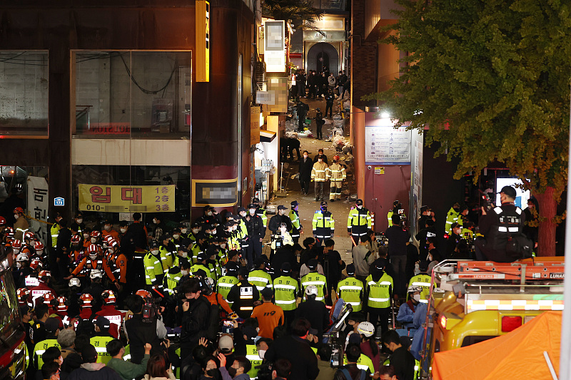 韩国哀悼踩踏事故遇难者 商界取消节日促销