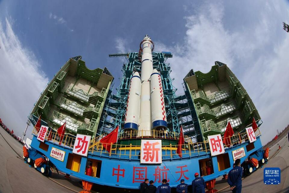 神舟十五号船箭组合体转运至发射区 计划近日择机实施发射