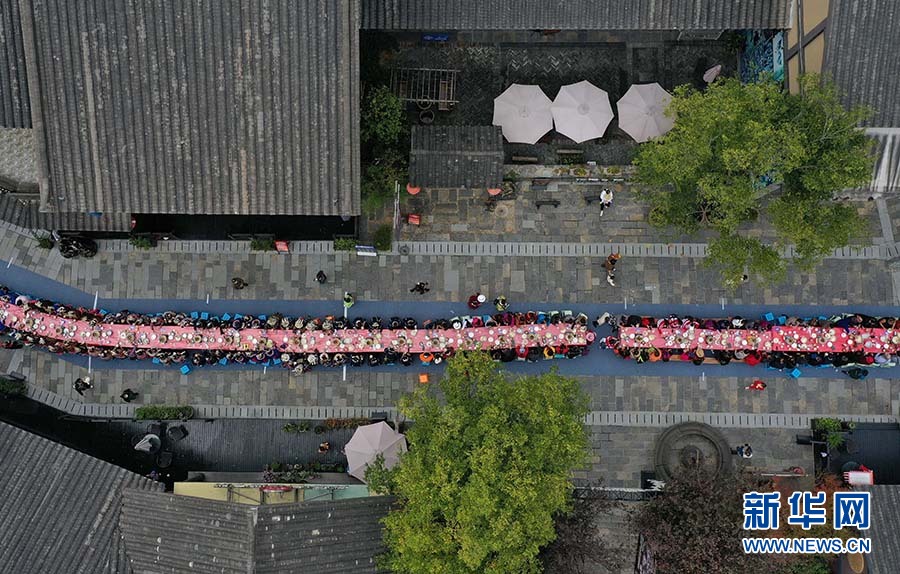 贵州丹寨：万人长桌宴 欢乐庆苗年