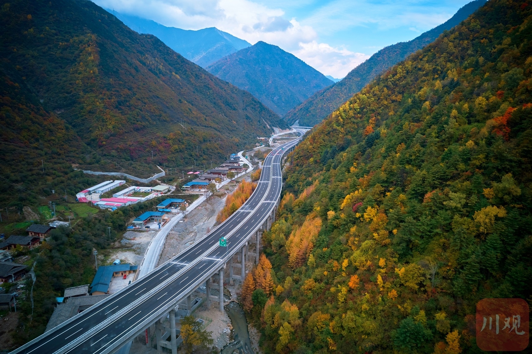 （转载）航拍︱九绵高速穿梭彩林间 秋色绚烂风景如画