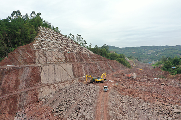 宜宾翠屏区：重点道路建设项目加速推进_fororder_象明路施工现场1