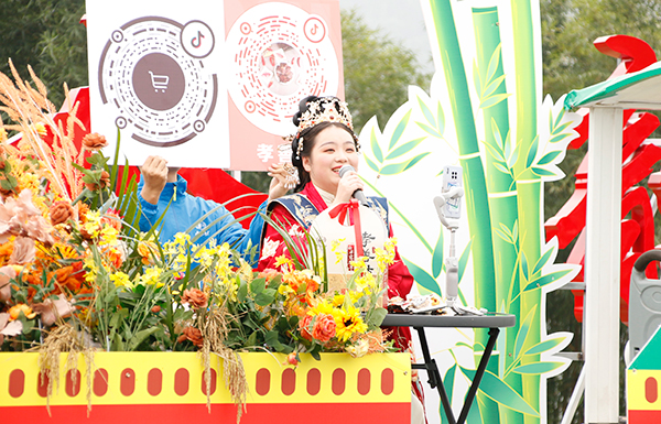 2022年中国农民丰收节第五届中国农民电影节在四川南溪精彩开幕_fororder_南溪土特产“豆腐干”带货现场-摄影-何芳