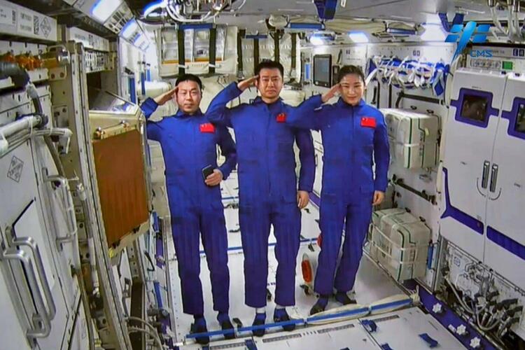 这里有一个通往空间站的入口，速进