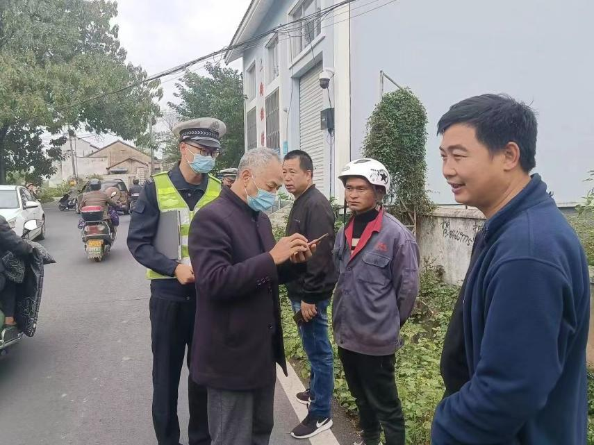 浙江兰溪：七旬老人骑车掉进两米深沟 村干部及时救助化险为夷_fororder_图片2