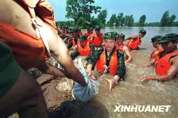 "现实中会为救一位公民牺牲几名军人吗？"答案来了……