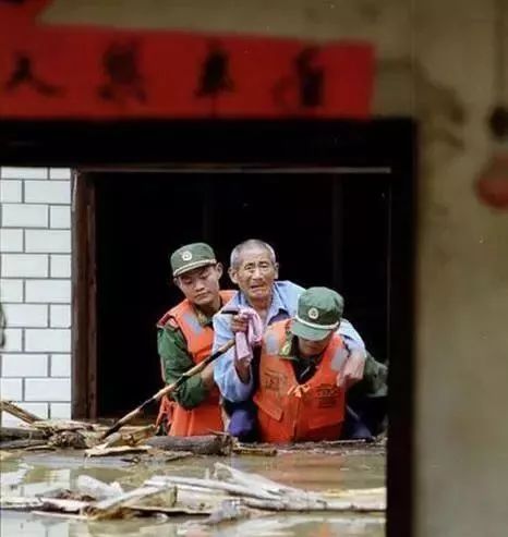 "现实中会为救一位公民牺牲几名军人吗？"答案来了……