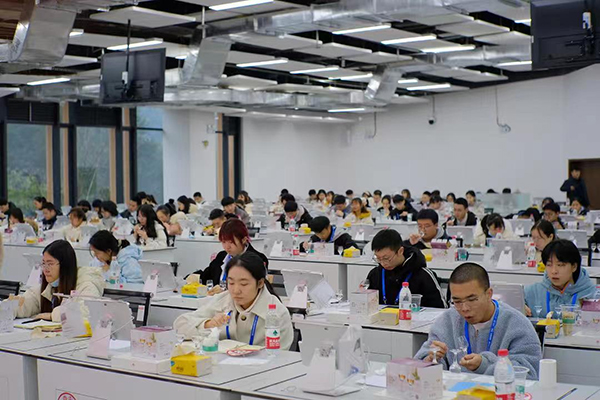 38所高校近4000名学子参与 2022四川省大学生酒类创新创意大赛启动_fororder_首届大学生创新创意大赛品酒比赛现场-供图-宜宾市委宣传部