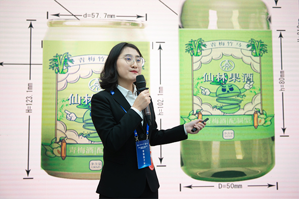 38所高校近4000名学子参与 2022四川省大学生酒类创新创意大赛启动_fororder_首届包装营销大赛一等奖选手-供图-宜宾市委宣传部