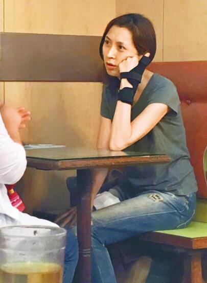 有爱的女人最美！刘青云48岁娇妻素颜不输少女