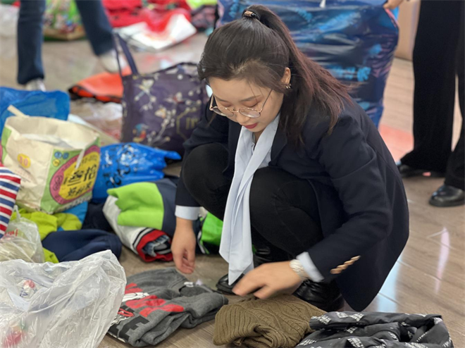 手拉手 寒冬送温暖——西安经开第十小学开展捐赠活动_fororder_图片5